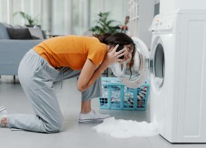 une femme au téléphone en faisant une machine à laver